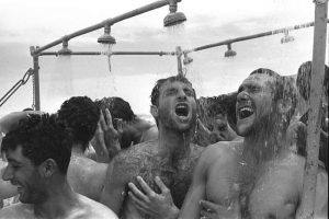 800px-flickr_-_government_press_office_gpo_-_soldiers_shower_near_eilat-850x566