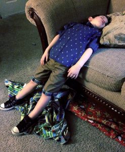 funny-kids-sleeping-anywhere-101-57a9e847d0a4a__605