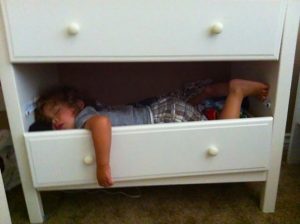 funny-kids-sleeping-anywhere-22-57a98810dddf6__605