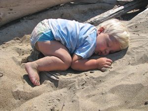 funny-kids-sleeping-anywhere-89-57a9cfd34d1e8__605