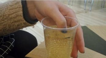 Женщина случайно окунула палец в напиток, которым ее угостили. Когда ее лак для ногтей изменил цвет, она позвонила в полицию