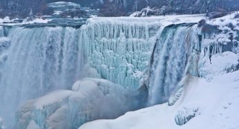 В США так холодно, что Ниагарский водопад замерз и выглядит прямо из Нарнии