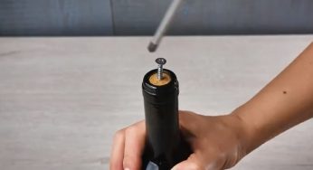 Как открыть бутылку вина без штопора?